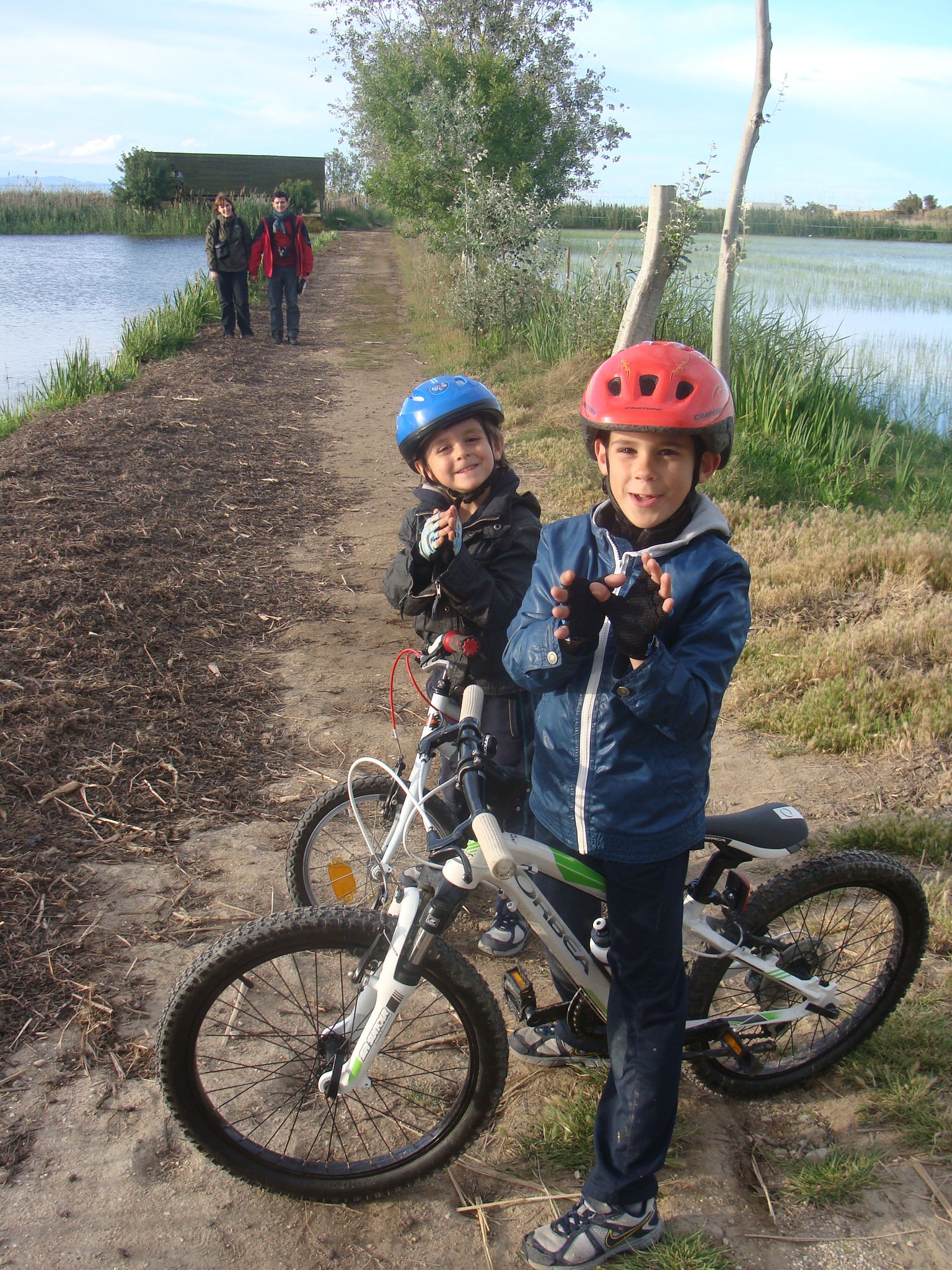 Jóvenes visitantes en bici