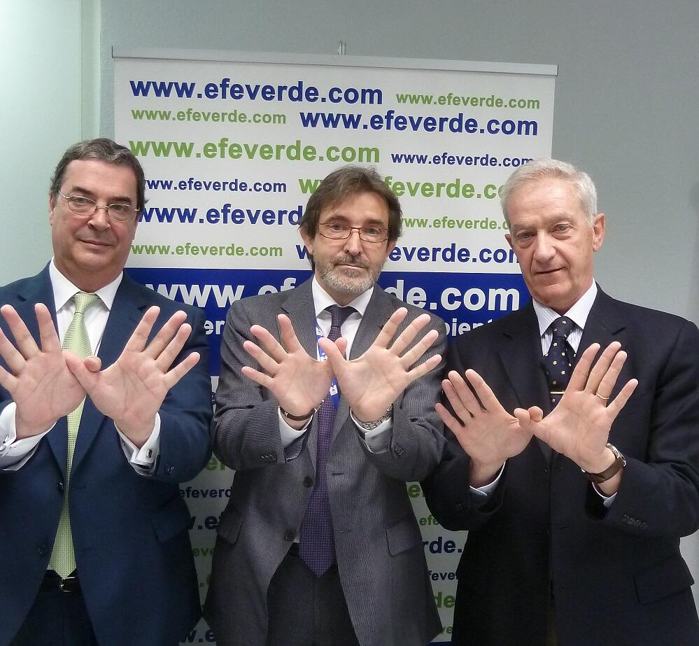 Con #natura2000day: Gerardo González @porternovelli, @Arturolarena (@EFEverde) y J.Carlos Mampaso (@puntosigre) pic.twitter.com/AlXVCexkF7