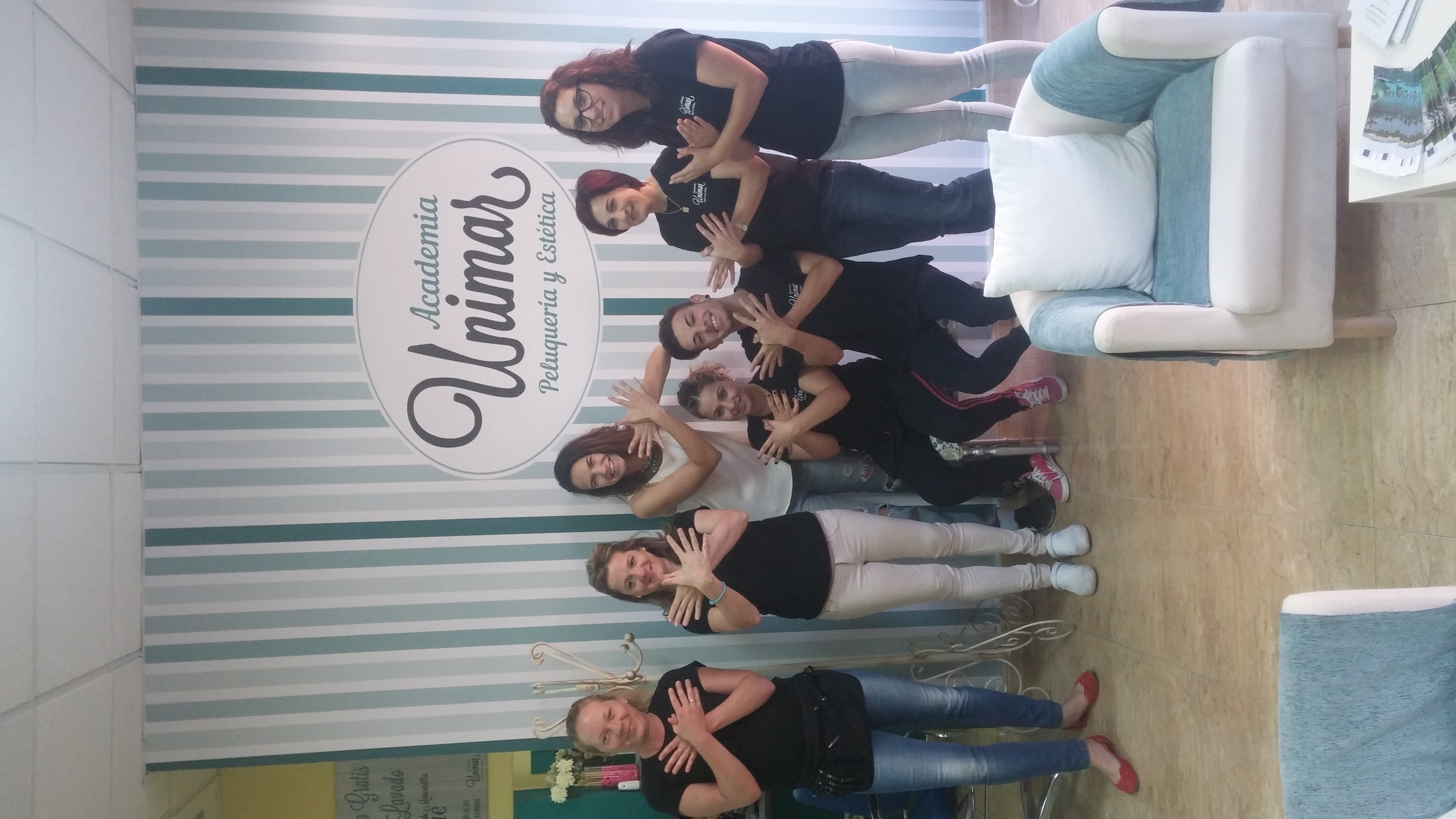 Los alumnos y clientes de la Academia Unimar apoyando la causa