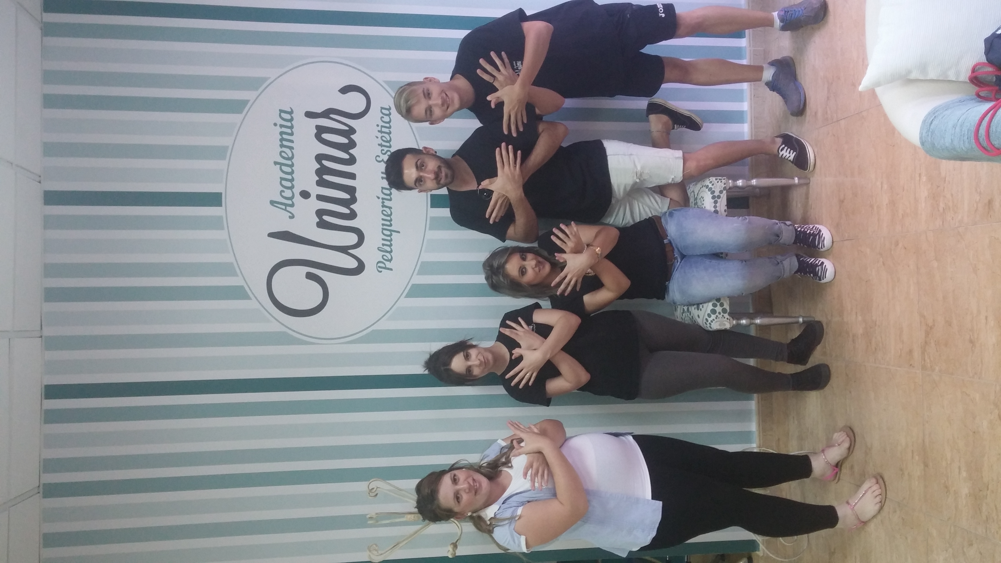 Los alumnos y clientes de la Academia Unimar apoyando la causa