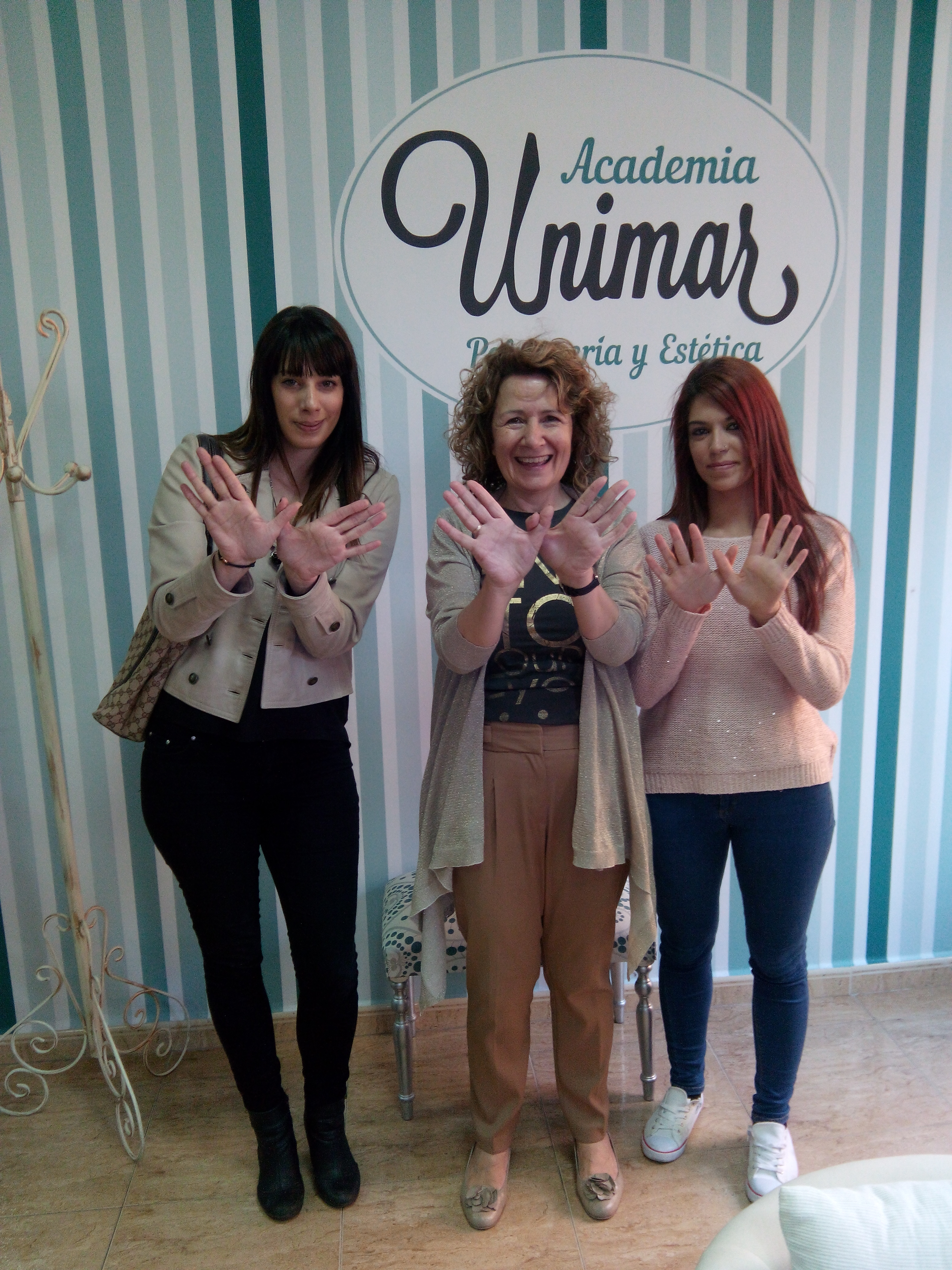 Los alumnos y clientes de la Academia Unimar apoyando la causa