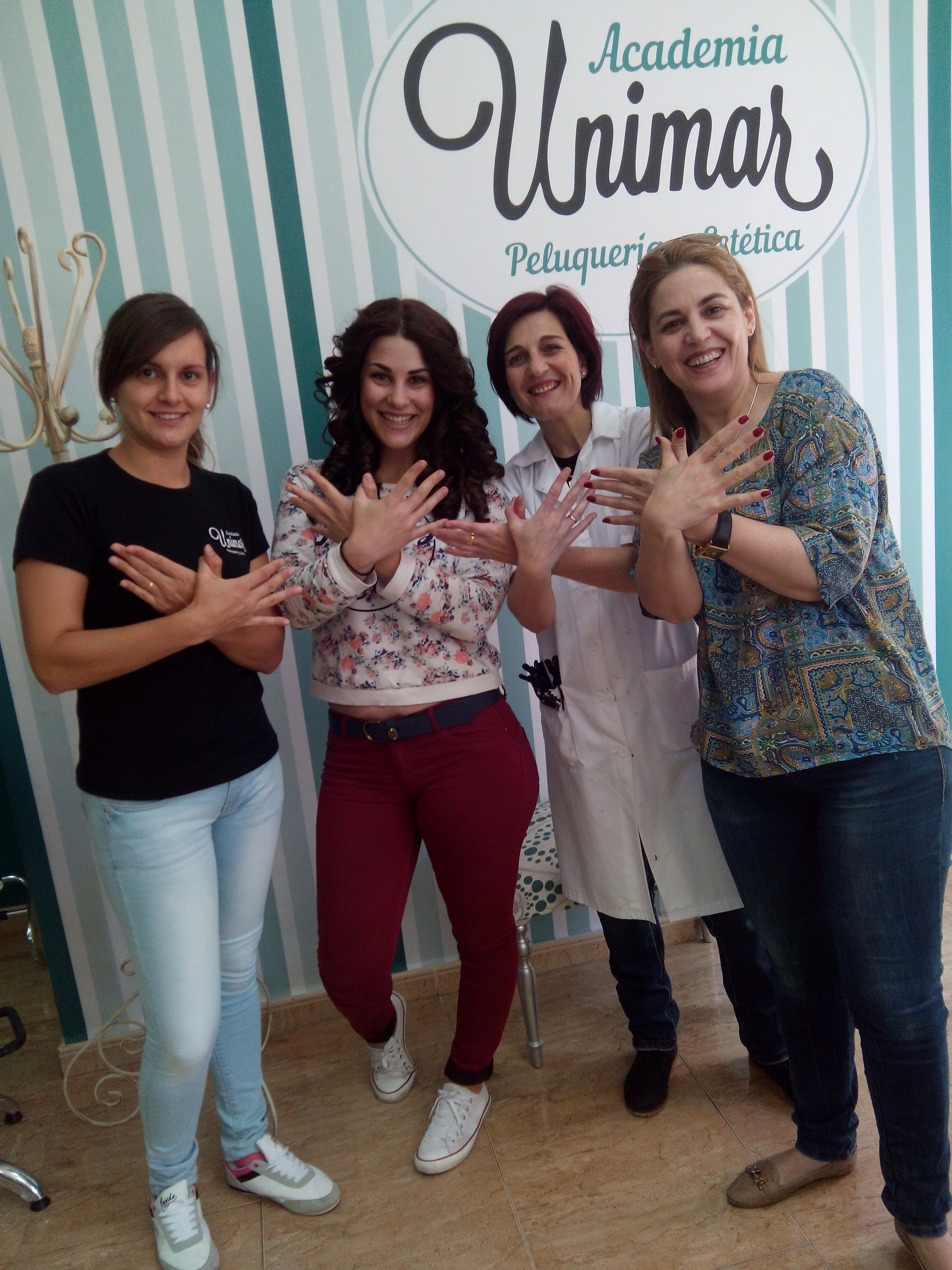 Los alumnos y clientes de la Academia Unimar apoyando la causa