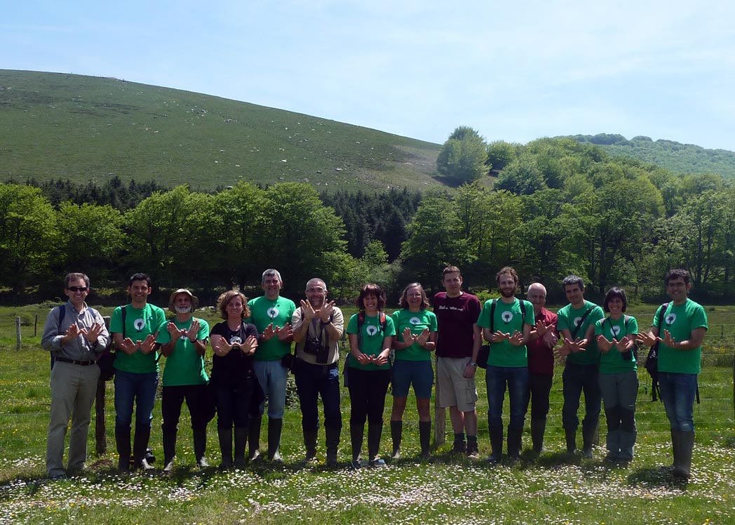 Responsables del proyecto Tremedal hacen el gesto de la mariposa