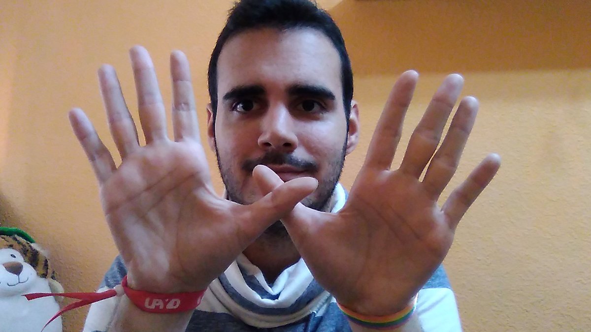 Twitter : @javieroboe (Javier Bezares)